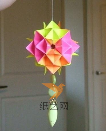 这样就制作好了一个折纸纸球花的装饰了