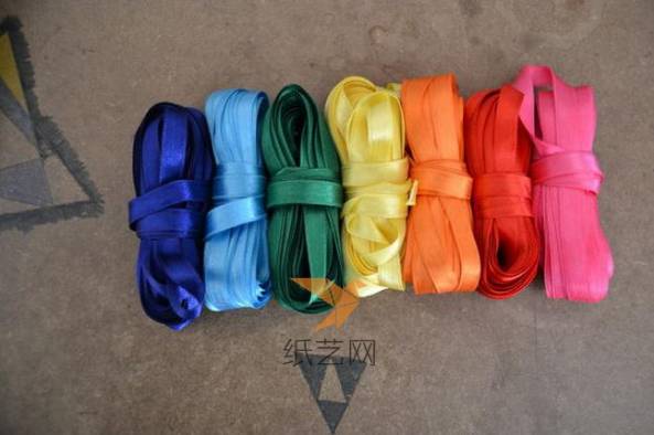 我们要制作彩虹那就要七种颜色的丝带先准备好
