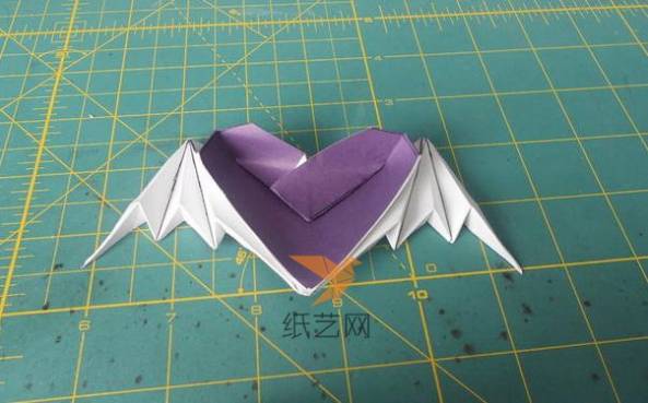 折叠到这里，就是一个带翅膀的折纸心的样子了