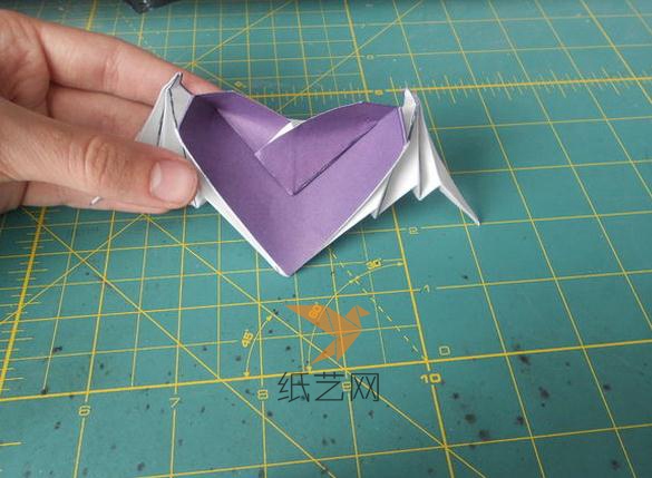 两边都折叠完成之后就是这么漂亮的折纸心蝙蝠的样子了，还是很呆萌的。