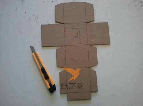我们先在纸板上画出这种折纸盒子的平面图，然后用剪刀剪下来
