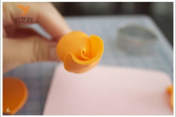 包裹完白色软陶泥圆球，形状如图片所示的花朵的最里层的模样