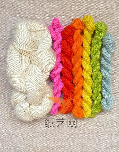 为了制作颜色更多的雪花，我们用漂亮的彩色毛线来编织中间的部分