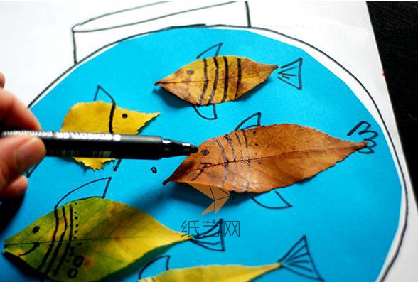 然后用笔在树叶上面画上小鱼的样子