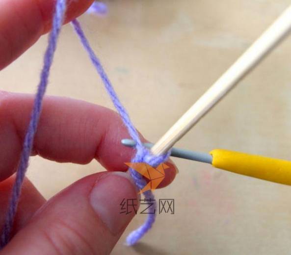 下面开始在竹签上用毛线进行编织了，这里用的蓝色的毛线是为了示范用的