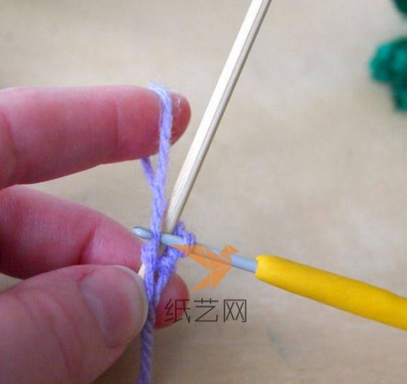 然后用手指撑一下毛线，这样编织出来就是有一个环的了