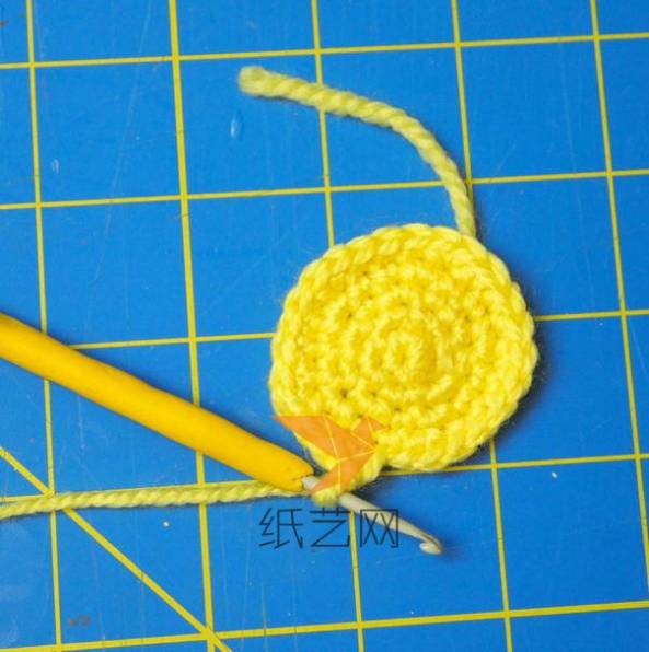 用黄色的毛线编织一个圆形的织片