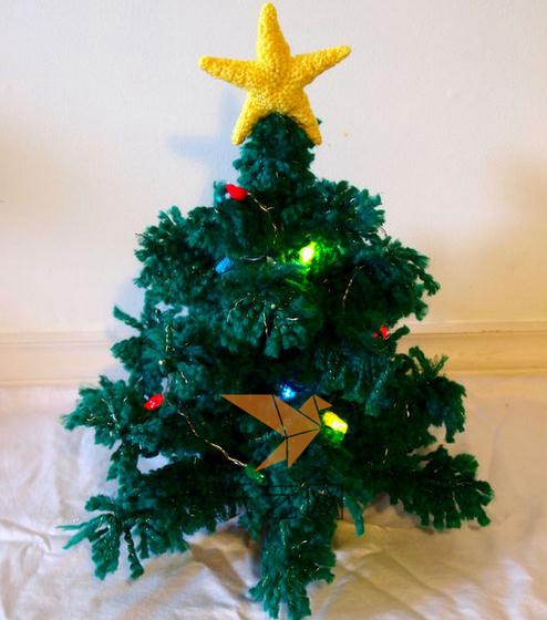 把彩灯挂到圣诞树上面，我们就有了一个自己亲手用钩针编织制作的圣诞树啦