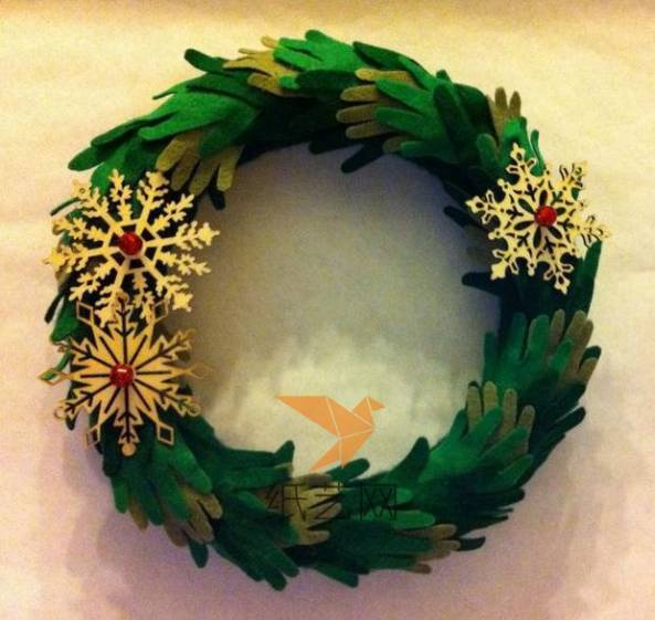 大家都可以尝试着来制作这个漂亮的圣诞花环来作为圣诞节装饰哟