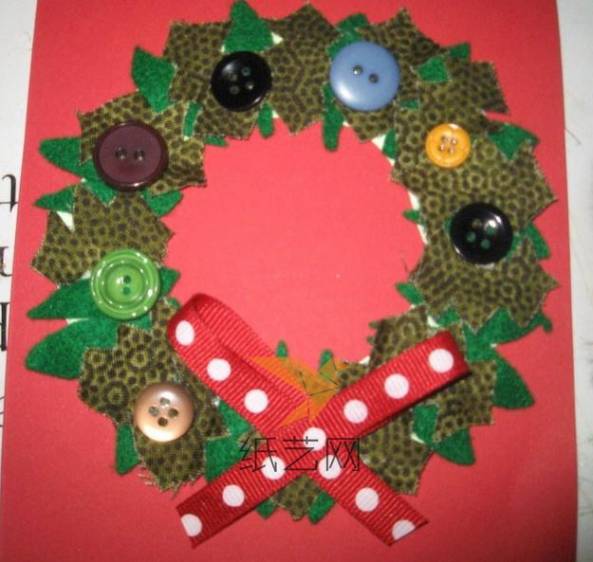 这样将这个制作的圣诞节花环贴到卡纸上面，再用丝带粘上装饰一下就是很漂亮的圣诞贺卡啦。