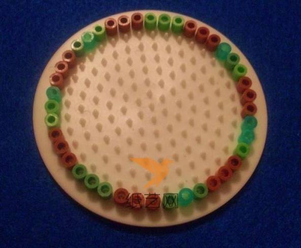 接着按照教程中的豆豆的颜色顺序排列一个圈