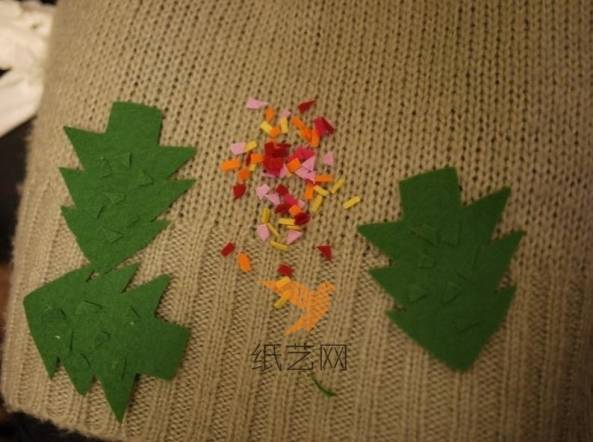 剪出三片不织布的圣诞树，然后在剪一些彩色的不织布小片