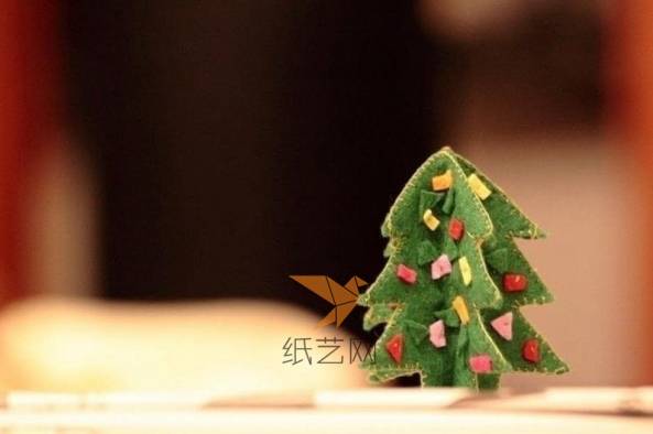 制作的不织布小圣诞树是不是非常的可爱呢。