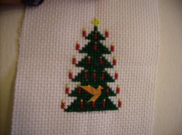 然后用黄色的线把火焰和圣诞树顶上的星星绣好
