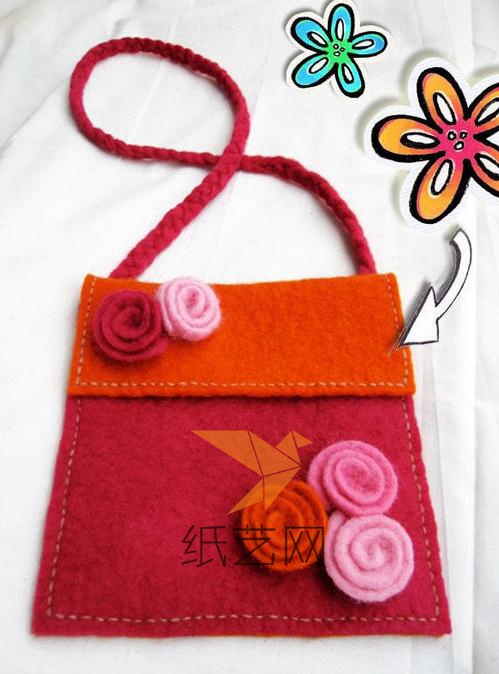 然后把玫瑰花缝到包包上面，用不织布的细条编出一条绳子作为包包的带子就可以啦。