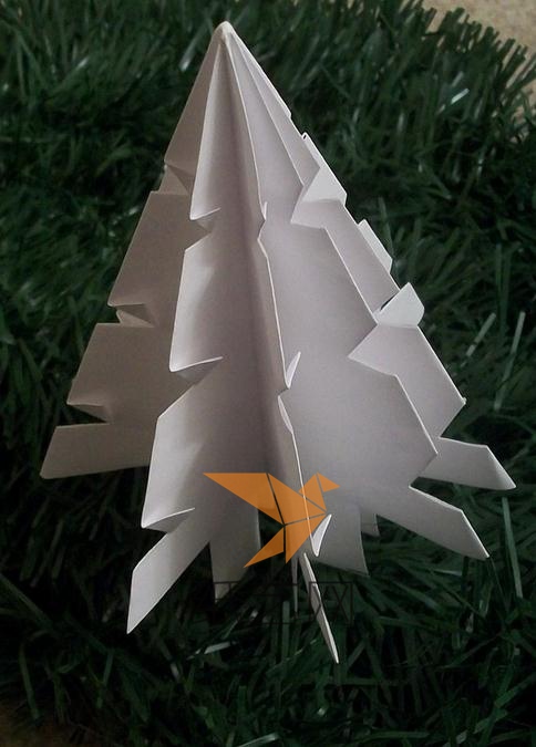 这样将开口部分的纸张向下折叠一点，就成为漂亮的小圣诞树啦。