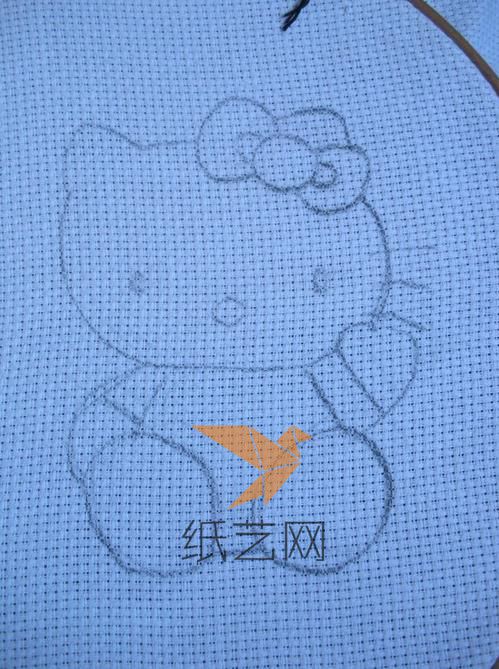 然后在十字绣的绣布上面画出Hello Kitty的轮廓