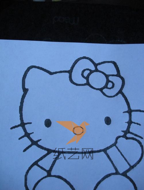 先在白纸上画出Hello Kitty的简笔画