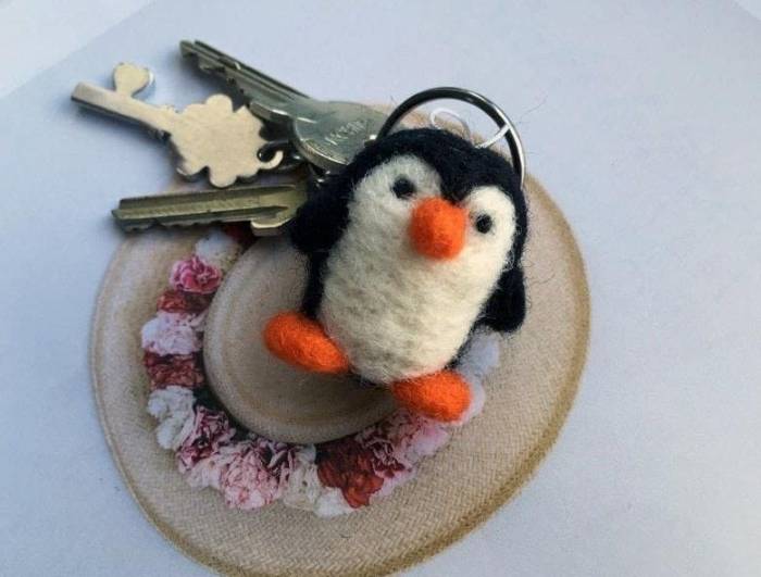 可爱的羊毛毡小企鹅钥匙链制作教程