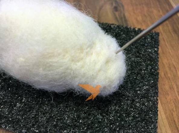 先用白色的羊毛团起来制作企鹅的身体