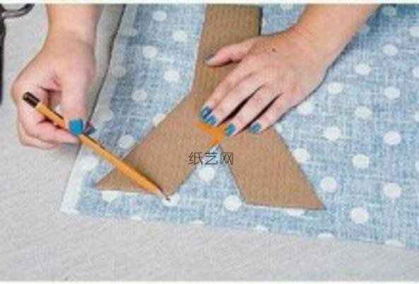 剪下来的纸样固定在布料上用铅笔在布料上画下轮廓