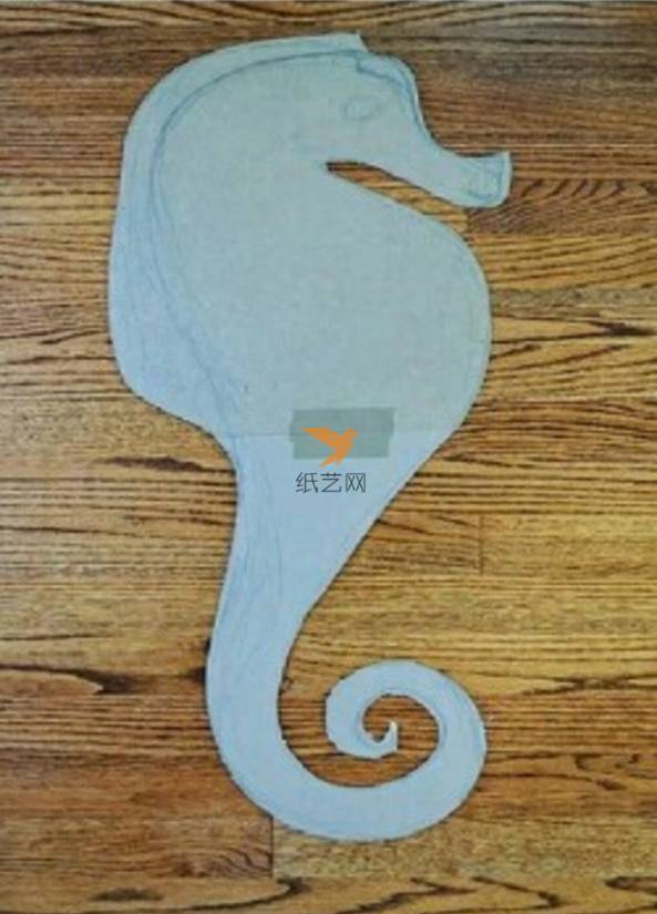 纸板剪成海马的形状轮廓