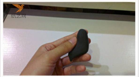 黑色粘土搓成如图片所示的形状