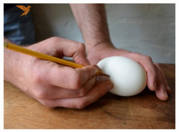 用笔在鸭蛋或者鸡蛋上画下要切割的圆