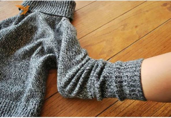 把自己的脚塞进毛衣的袖子里，剪下需要的长度
