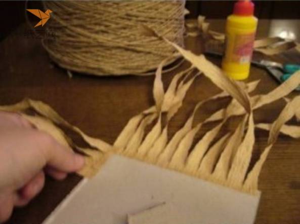 固定好每一行的编织纸，开始后面的编织