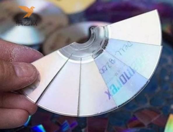 废旧光碟掰成一小块一小块