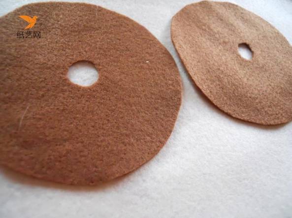用棕色的不织布剪出中间一个小圆的圆形来