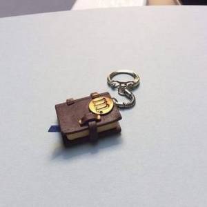 超轻粘土制作的迷你书钥匙链圣诞礼物制作教程