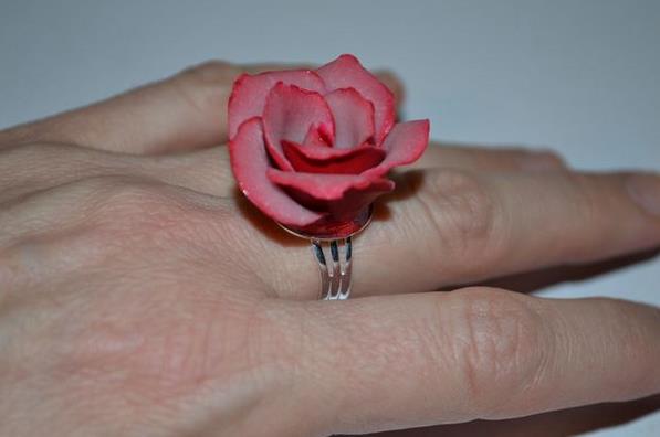 超轻粘土制作的红玫瑰戒指制作教程
