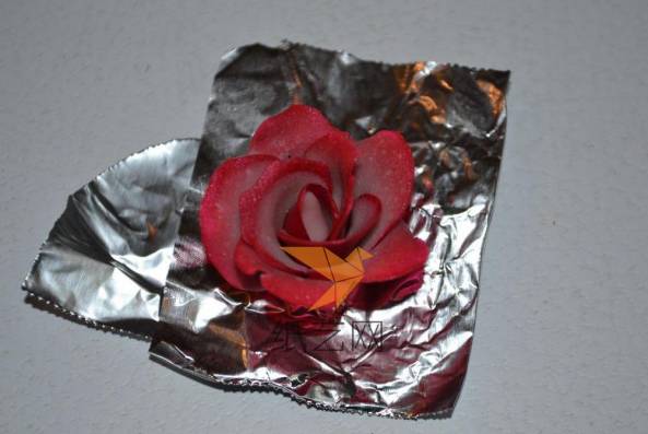 把这个粘土制作的玫瑰花放到烤箱里面加速硬化