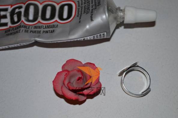 然后用强力胶把变硬的粘土玫瑰花粘到戒指托上面