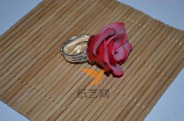 这样我们的漂亮的超轻粘土玫瑰花戒指就制作好啦