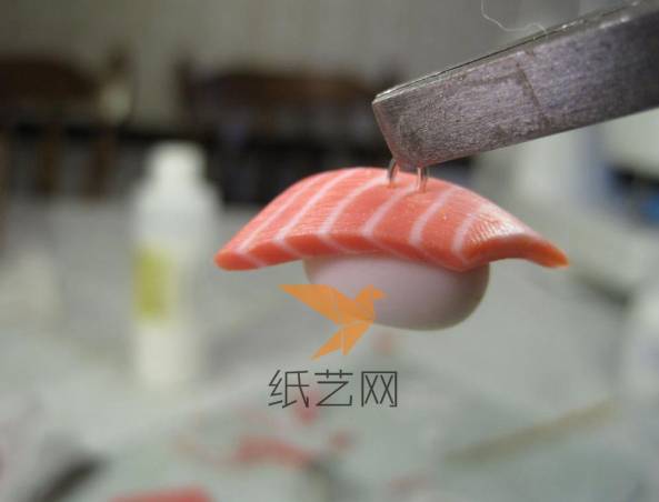 这样来固定到三文鱼寿司上面作为小环