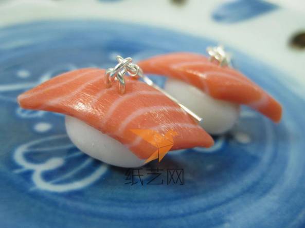 这样制作的三文鱼寿司耳环是不是很逼真的样子