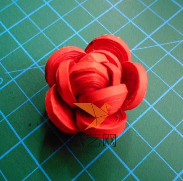 把五个最大的花瓣粘到最外面就制作好衍纸玫瑰花了