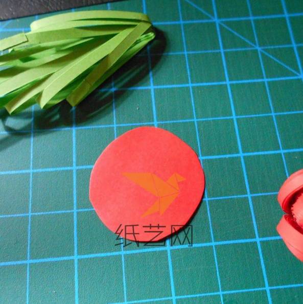 剪一个圆形的纸片，方便粘贴固定花朵和叶子