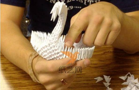 制作好天鹅的脖颈部分之后，开始制作天鹅的翅膀和尾巴的部分