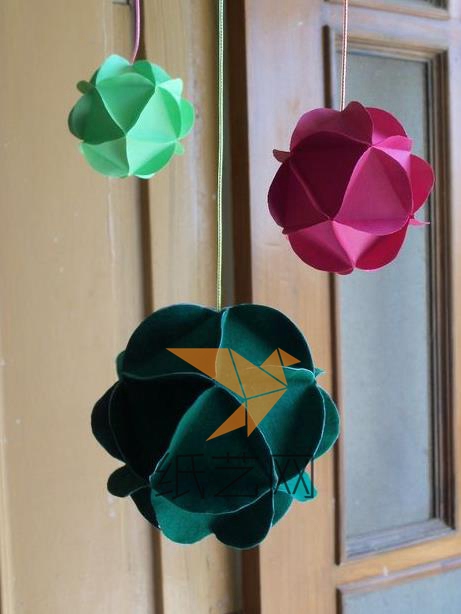 这样美美哒纸球花就可以用来装饰房间啦