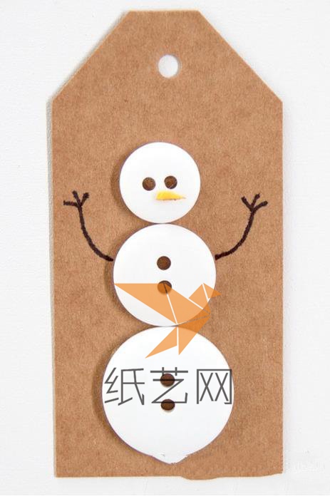 三个纽扣制作的大雪人就足够一张圣诞礼物卡片的版面了