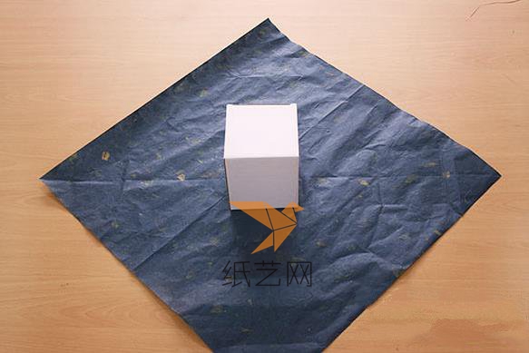 准备一张大大的包装纸，用正方形的纸张