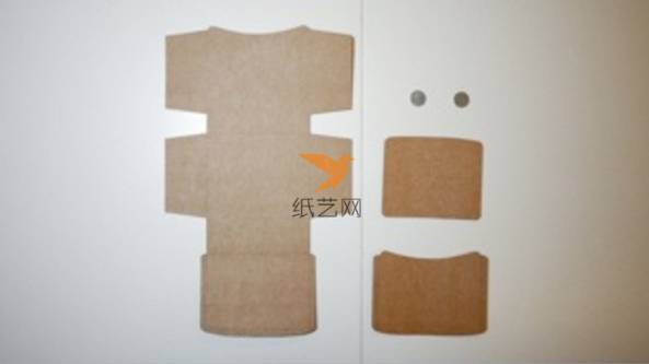 纸板裁剪出需要做包包的轮廓形状