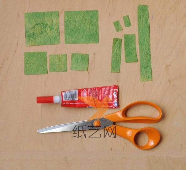 准备好彩纸，剪成正方形的用来制作纸艺叶子