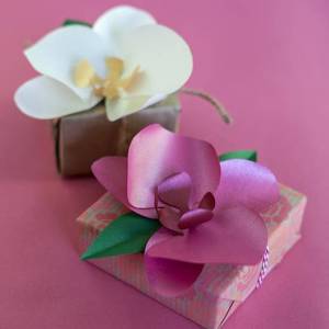 漂亮的纸艺花圣诞礼物包装装饰花朵制作教程