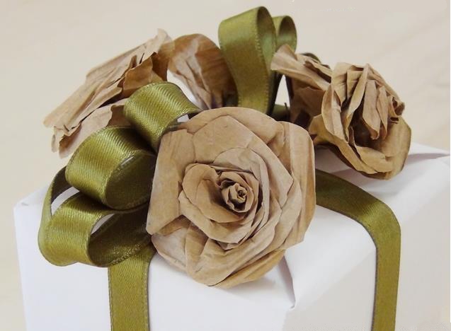 变废为宝利用包装袋制作圣诞礼物纸玫瑰装饰花DIY教程