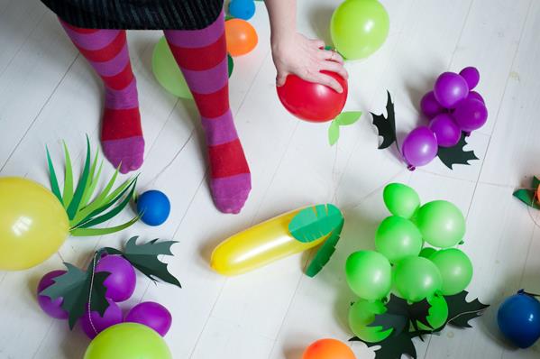 简单漂亮的气球制作的水果装饰教程